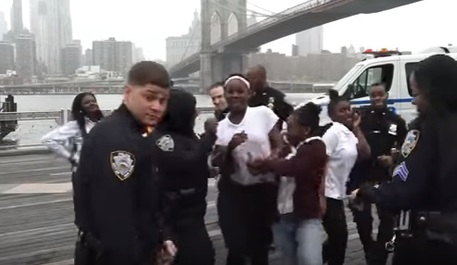 Poliziotti si sfidano a colpi di dance © Ansa