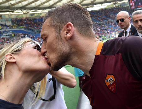 Francesco Totti e il bacio a Ilary © ANSA