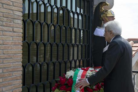 Il presidente della Repubblica Sergio Mattarella in visita privata a Torrita Tiberina, in  raccoglimento sulla tomba di Aldo Moro © ANSA