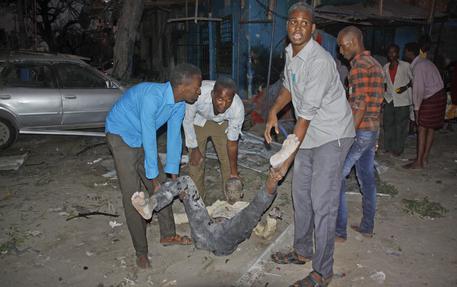 Un ferito nell'attacco a Mogadiscio © AP