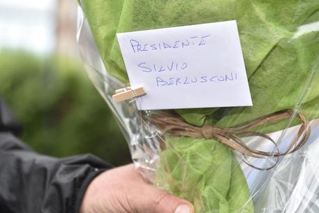 Il biglietto indirizzato a Silvio Berlusconi presente sul mazzo di fiori consegnato da un fattorino presso l'ospedale San Raffaele Milano © ANSA