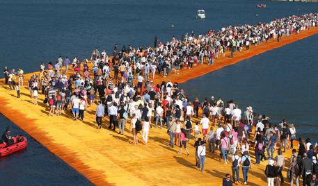 La passerella The Floating piers sul lago d'Iseo © ANSA