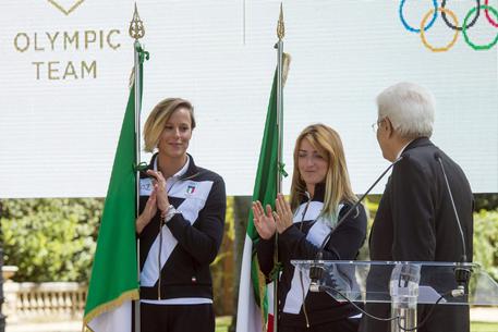 Il presidente della Repubblica con le due atlete portabandiera  Federica Pellegrini e Martina Caironi © ANSA