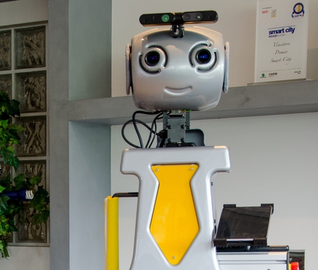 Il primo robot per il condominio, con un cravattino giallo come uniforme (fonte: Istituto di BioRobotica, Scuola Superiore Sant’Anna) © Ansa