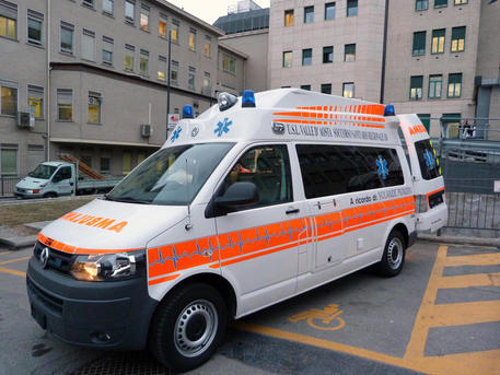 L'ospedale di Aosta e l'ambulanza del 118 © ANSA
