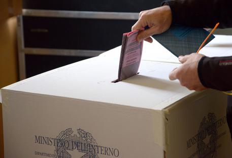 Una scheda elettorale viene messa nell'urna elettorale in una foto d'archivio © ANSA