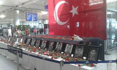 Le immagini delle vittime dell'attentato di Istanbul all'interno dell'aeroporto © Ansa