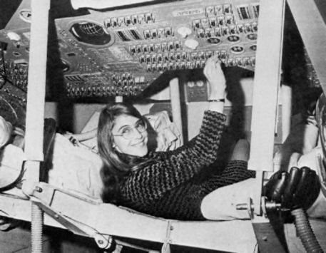 L'autrice del codice Margaret Hamilton all'interno della capsula Apollo (fonte: Nasa) © Ansa