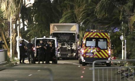 Truck crashes into crowd at Bastille Day celebrations in Nice © EPA