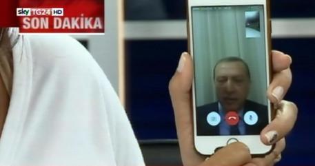 Il presidente della Turchia Erdogan parla in diretta ad uno smartphone di una  giornalista della Cnn Turk (archivio) © ANSA