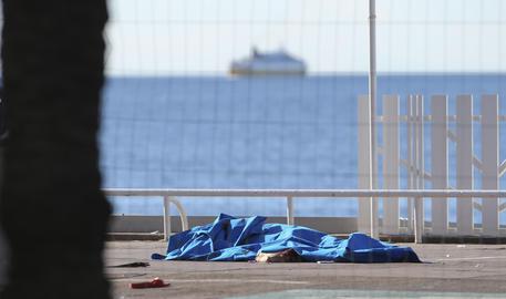 Nizza: ancora diversi di corpi sul marciapiede © AP