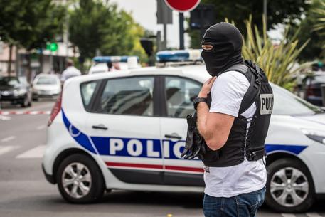 FOTO di ARCHIVIO, Poliziotto francese in un'operazione antiterrorismo © ANSA 