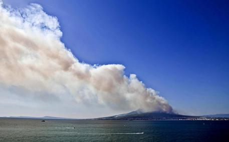 Incendio Vesuvio: vento alimenta roghi, elicotteri al lavoro © ANSA