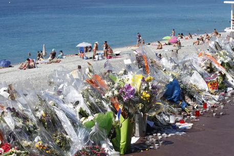 Fiori e messaggi sulla Promenade des Anglais © AP