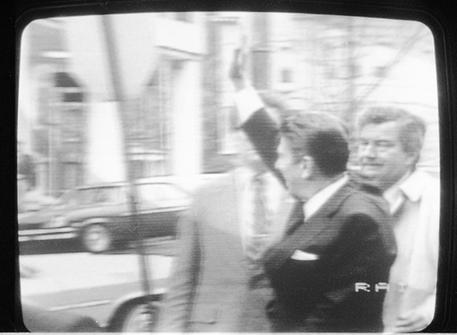 ipresa da un monitor televisivo dell'attentato al presidente americano Ronald Reagan, ferito  all'uscita da un hotel di Washington da John Hinckley © ANSA/OLDPIX