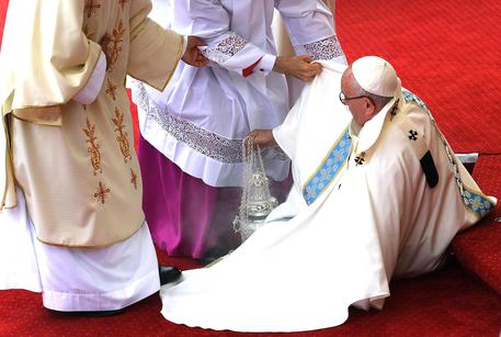 Papa: Francesco inciampa a Czestochowa, subito rialzato © ANSA