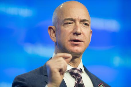 Bezos vende azioni Amazon per corsa allo spazio © ANSA