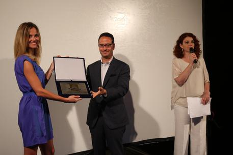 Premio Internazionale di Giornalismo Ischia, riconoscimento speciale alla giornalista televisiva Francesca Fialdini consegnato dal direttore dell'ANSA Luigi Contu © ANSA
