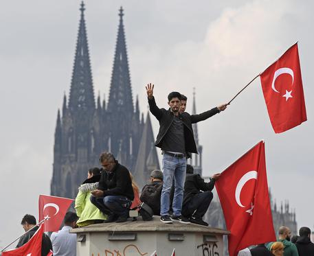 I turchi sostenitori di Erdogan manifestano a Colonia, in Germania © AP