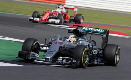 Lewis Hamilton (in primo piano) e Sebastian Vettel in azione nelle 2/e libere a Silverstone © EPA