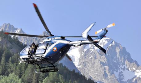 Courmayeur (Aosta), un elicottero in missione di soccorso. Foto di archivio © ANSA