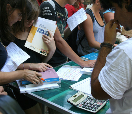 Studenti alle prese con l'acquisto dei libri © ANSA 