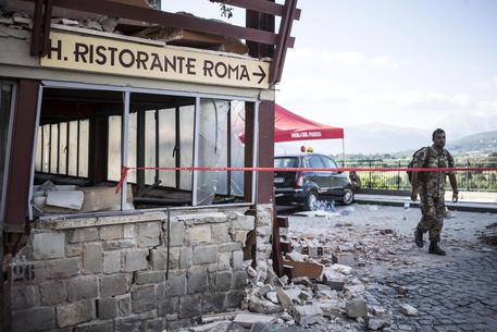 Sisma: crollo Hotel Roma a Amatrice, almeno 2 morti © ANSA