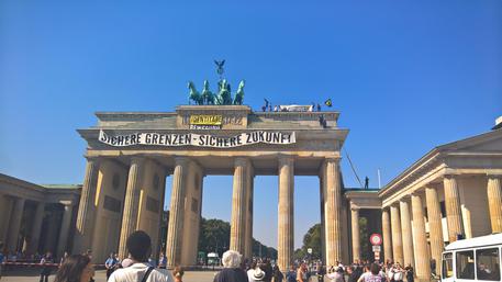 Berlino, protesta anti-migranti alla Porta di Brandeburgo © AP