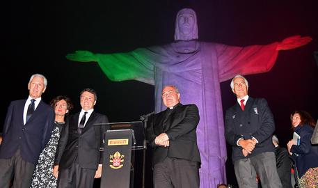 Matteo Renzi sotto la statua del Cristo Redentore illuminata con i colori della bandiera italiana © ANSA