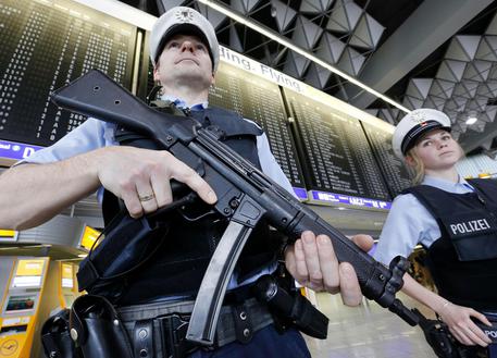 Poliziotti nell'aeroporto di Francoforte (foto di archivio) © AP