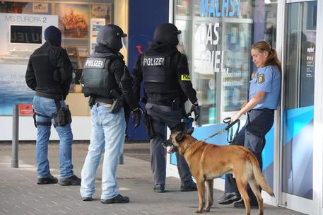 Germania: uomo armato barricato in ristorante Saarbrucken © EPA
