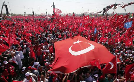 La manifestazione del 7 agosto a Istanbul contro il fallito tentativo di colpo di Stato del 15 luglio scorso © EPA