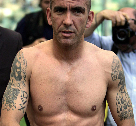 L'allora capitano della Lazio Paolo Di Canio mostra il tatuaggio con la scritta ' DUX' sul suo braccio destro © ANSA