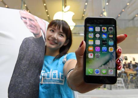 L'iPhone 7 in un Apple Store in Giappone © AP