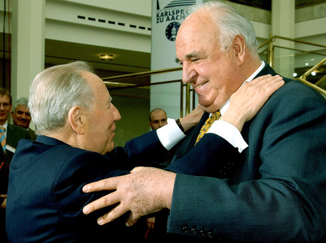 Carlo Azeglio Ciampi con Helmut Kohl in una foto del 4 maggio 2005 © ANSA