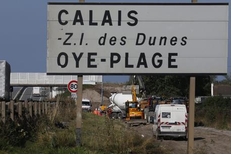 I lavori del muro finanziato dalla Gran Bretagna vicino a Calais © EPA
