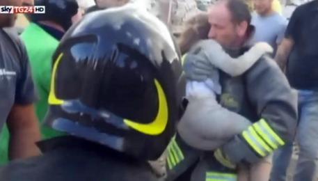 Un fermo immagine tratto da Sky TG24 mostra Mauro D'Angeli, il vigile del fuoco che estratto viva  Giulia dalle macerie di Amatrice © ANSA