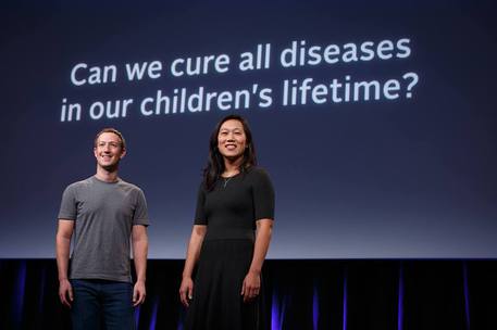 Mark Zuckerberg e la moglie Priscilla Chan mentre presentano la loro iniziativa a favore della ricerca biomedica (fonte: Chan Zuckeberge Initiative) © Ansa