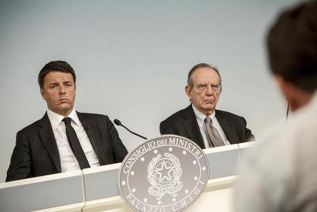 Matteo Renzi  e Pier Carlo Padoan © ANSA