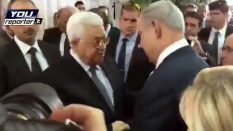 Peres: stretta di mano tra Netanyahu e Abu Mazen © ANSA