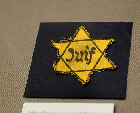 Una stella di David, che veniva cucita sulle casacche dei deportati, esposta in una mostra allestita  in occasione della giornata della memoria © ANSA