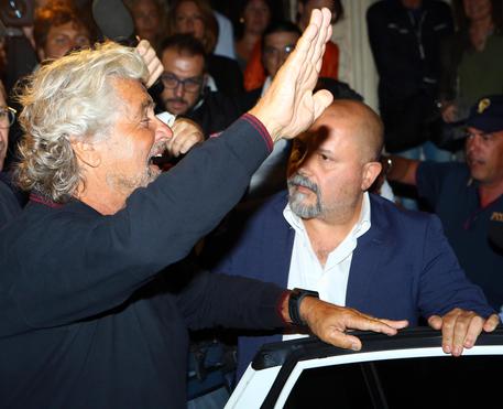 Il leader del M5S, Beppe Grillo, a Nettuno (Roma) per la chiusura del tour Costituzione Coast to  Coast per il No al referendum costituzionale (archivio) © ANSA