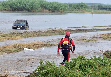 Vigili del fuoco accanto alla macchina dell'uomo morto annegato a causa del maltempo nelle campagne  di San Severo (Foggia) © ANSA