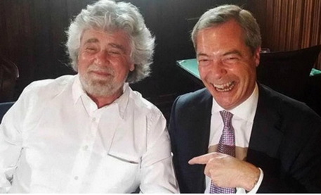 Beppe Grillo e Nigel Farage in una foto postata sul blog di Grillo il 30 maggio 2014. © ANSA