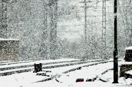 Una linea ferroviaria sotto la neve (archivio) © Ansa