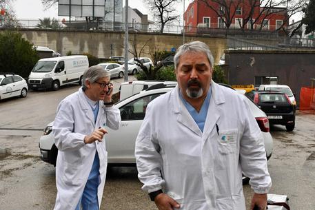 Rigopiano: arrivati sei corpi all'ospedale di Pescara © ANSA