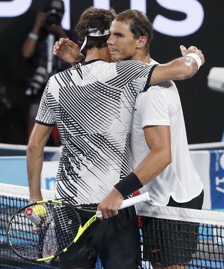 L'abbraccio tra Roger Federer e Rafa Nadal al termine della finale degli Australian Open © AP