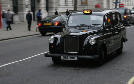 Un taxi di Londra 'black cab' ibrido © ANSA