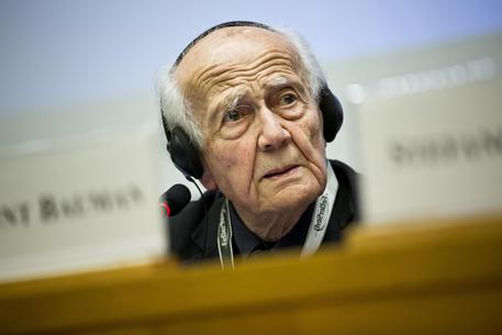 Zygmunt Bauman, durante la cerimonia di inaugurazione del V congresso nazionale della FeDerSerD, nel 2013 © ANSA