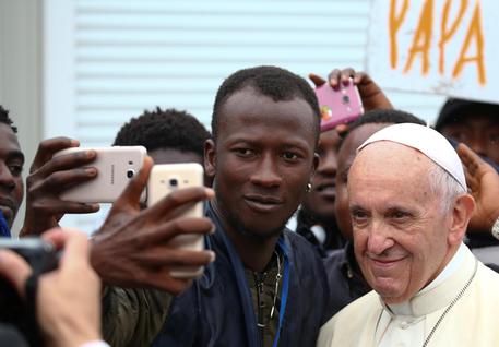 Selfie di alcuni migranti con il Papa (archivio) © ANSA
